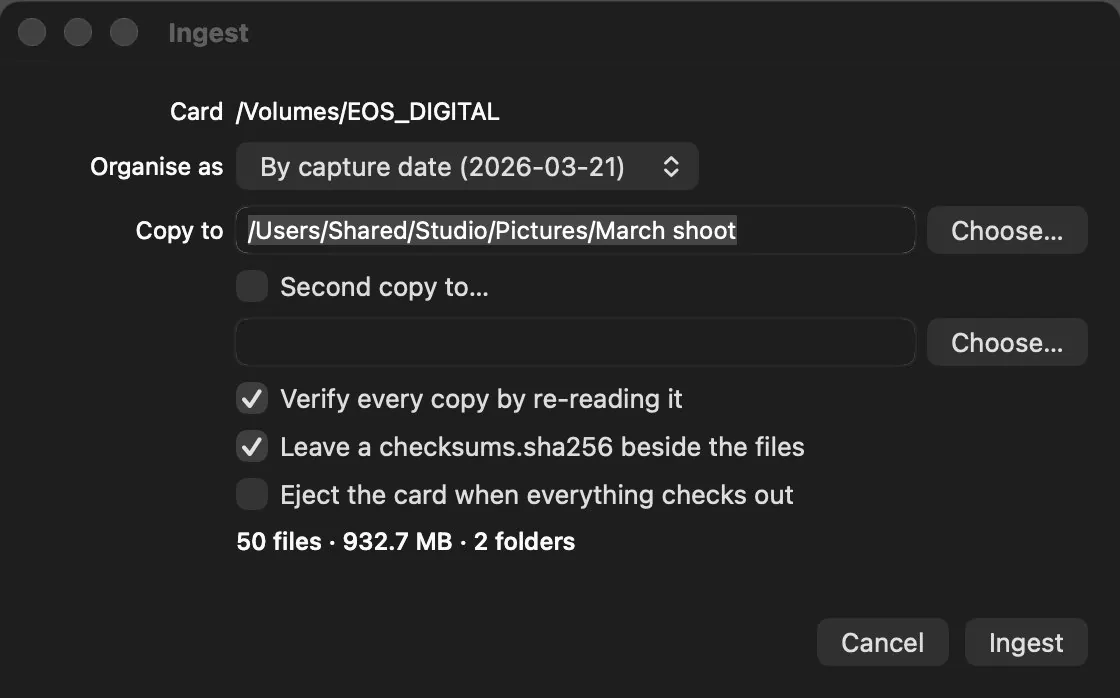 The ingest dialog: the /Volumes/EOS_DIGITAL card, organise by capture date, the destination, the checkboxes for verifying by re-reading, leaving a checksums.sha256 and ejecting the card, and the summary «50 files · 932.7 MB · 2 folders».