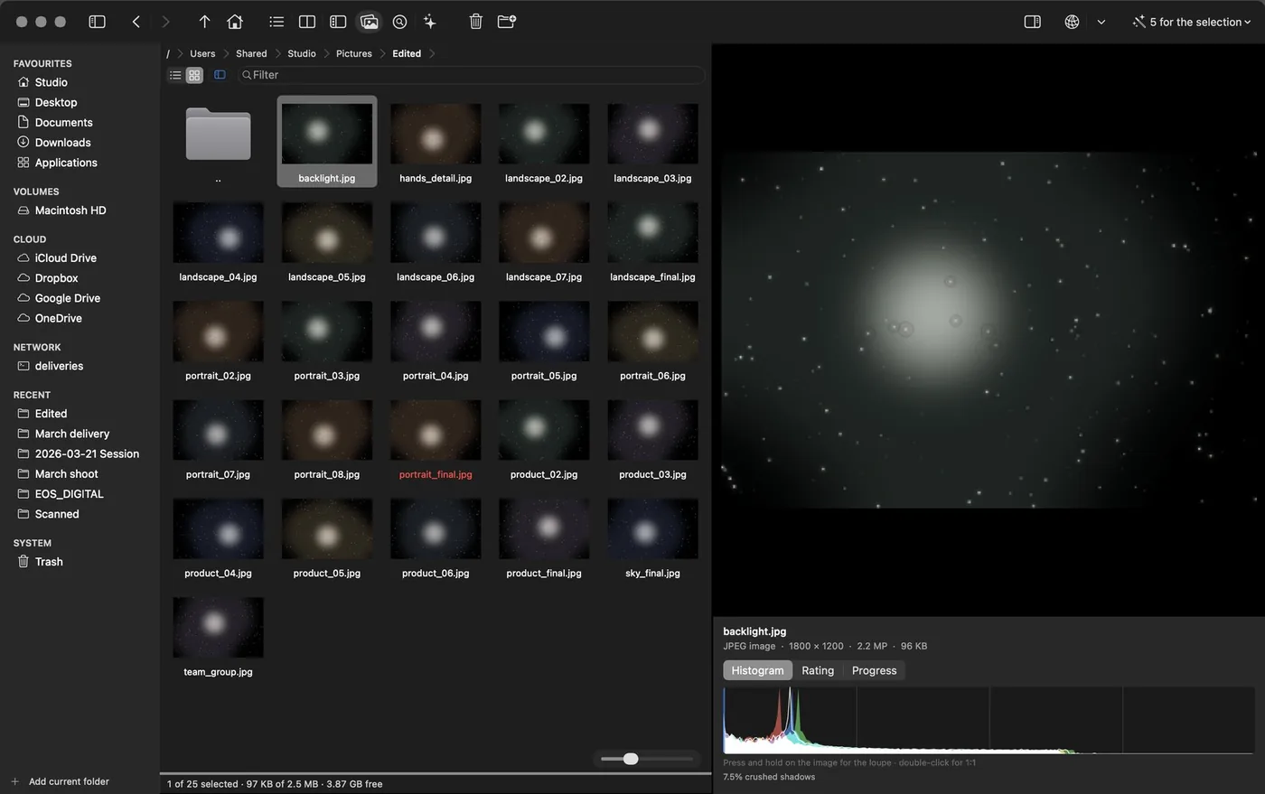 Review mode: a grid of photographs on the left and, on the right, a nebula at full size with its name, format, dimensions and weight, and below it the RGB histogram with the clipping reading.